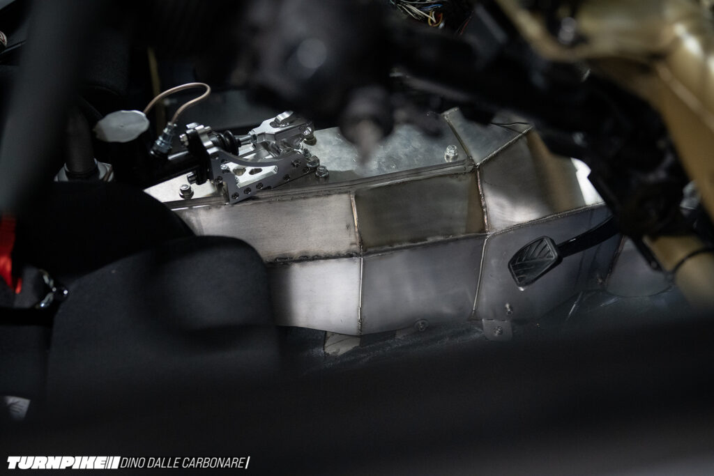 pocket_34_dino_dalle_carbonare-40 Pocket Bunny R34, transmission tunnel